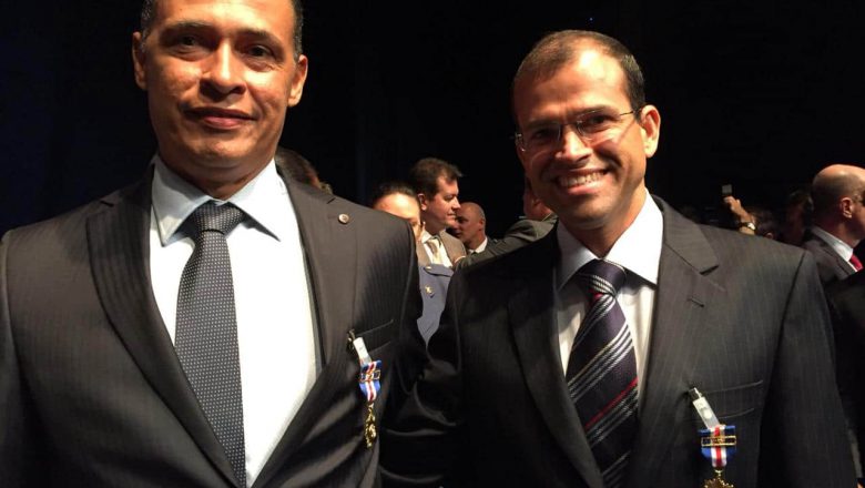 AGENTES FEDERAIS RECEBEM MEDALHA DE MÉRITO