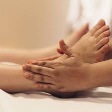 EQUIPE OFERECE GEL E MASSAGEM NA SALA DE LAZER