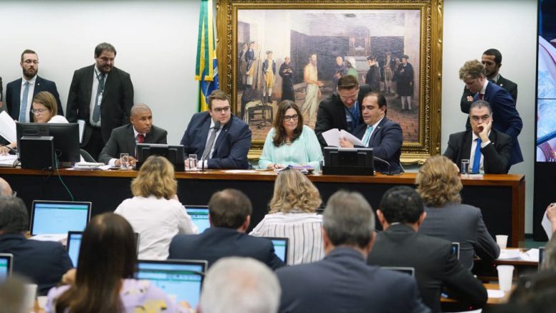 REFORMA DA PREVIDÊNCIA: TEXTO É APROVADO NA CCJ