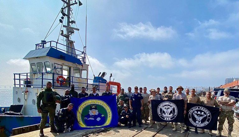 PF apreende 945 kg de cocaína e prende sete pessoas em alto-mar
